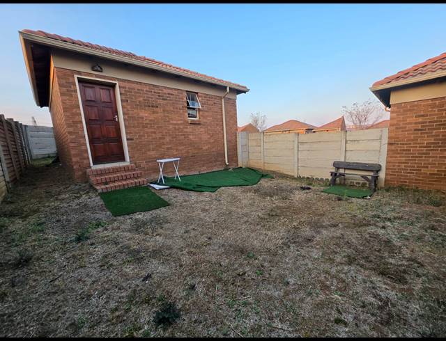 3 BEDROOM FREESTANDING FOR SALE IN THATCH HILL ESTATE